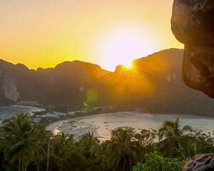 Save 9.99%! Phi Phi Islands Sonnenuntergangstour von Phi Phi mit dem Longtail-Boot