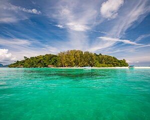 Save 9.99%! Halbtägige Morgen-Bambus-Insel-Tour von Phi Phi mit dem Longtail-Boot