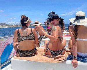 Save 20.00%! Cabo Escape Boat Tour : Musik, Schnorcheln, Open Bar & Mittagessen