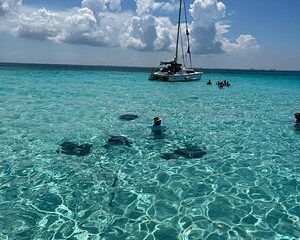 Save 10.00%! Halbtägige private individualisierbare Bootscharter in Grand Cayman