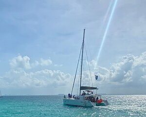Save 5.00%! Isla Mujeres auf Luxus-Katamaran mit Schnorchel, offener Bar und Mittagessen