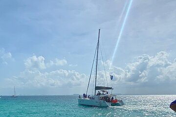 Save 5.00%! Isla Mujeres auf Luxus-Katamaran mit Schnorchel, offener Bar und Mittagessen