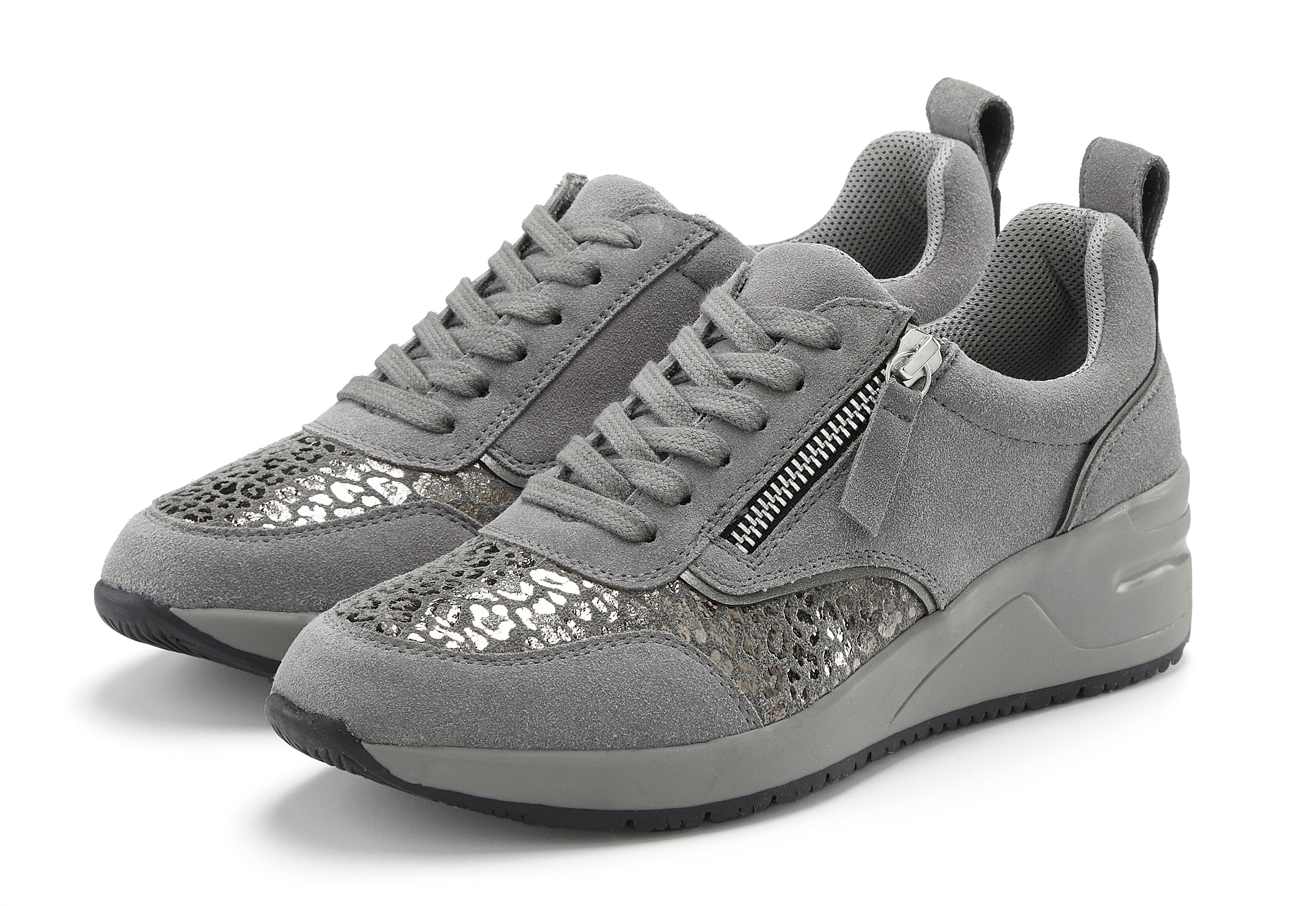LASCANA Sneaker "Freizeitschuh, Halbschuh," aus Leder mit innenliegendem Keilabsatz und Leo-Druck